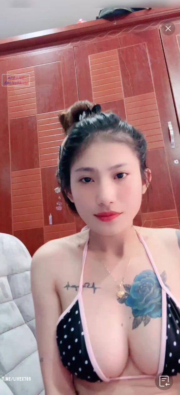 Idol tiktok Huỳnh Bảo Trân livetream show hàng xoa bóp cặp vú cực căng tròn p2
